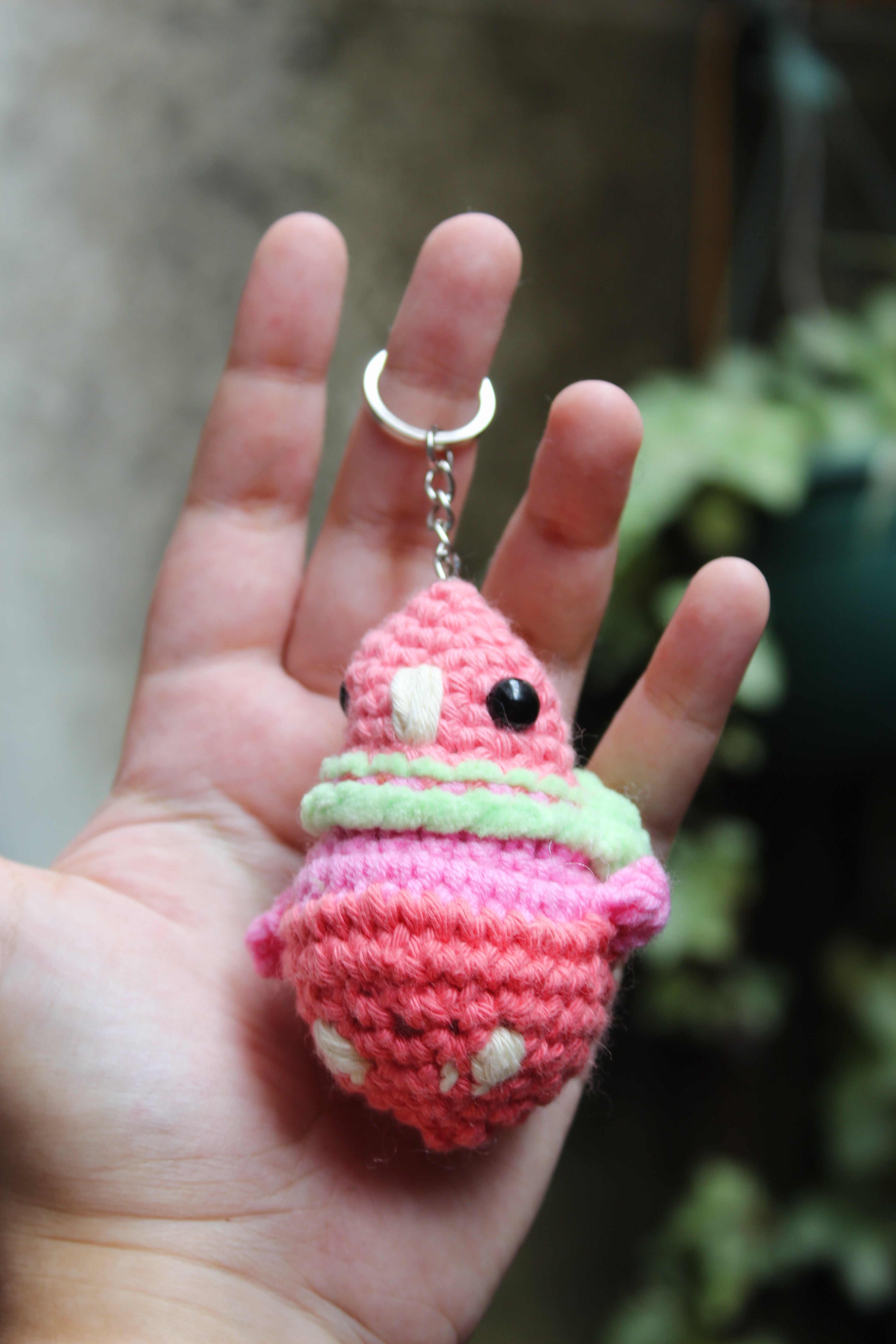 Llavero Pajarito Rosa con Cuello Verde — Amigurumi