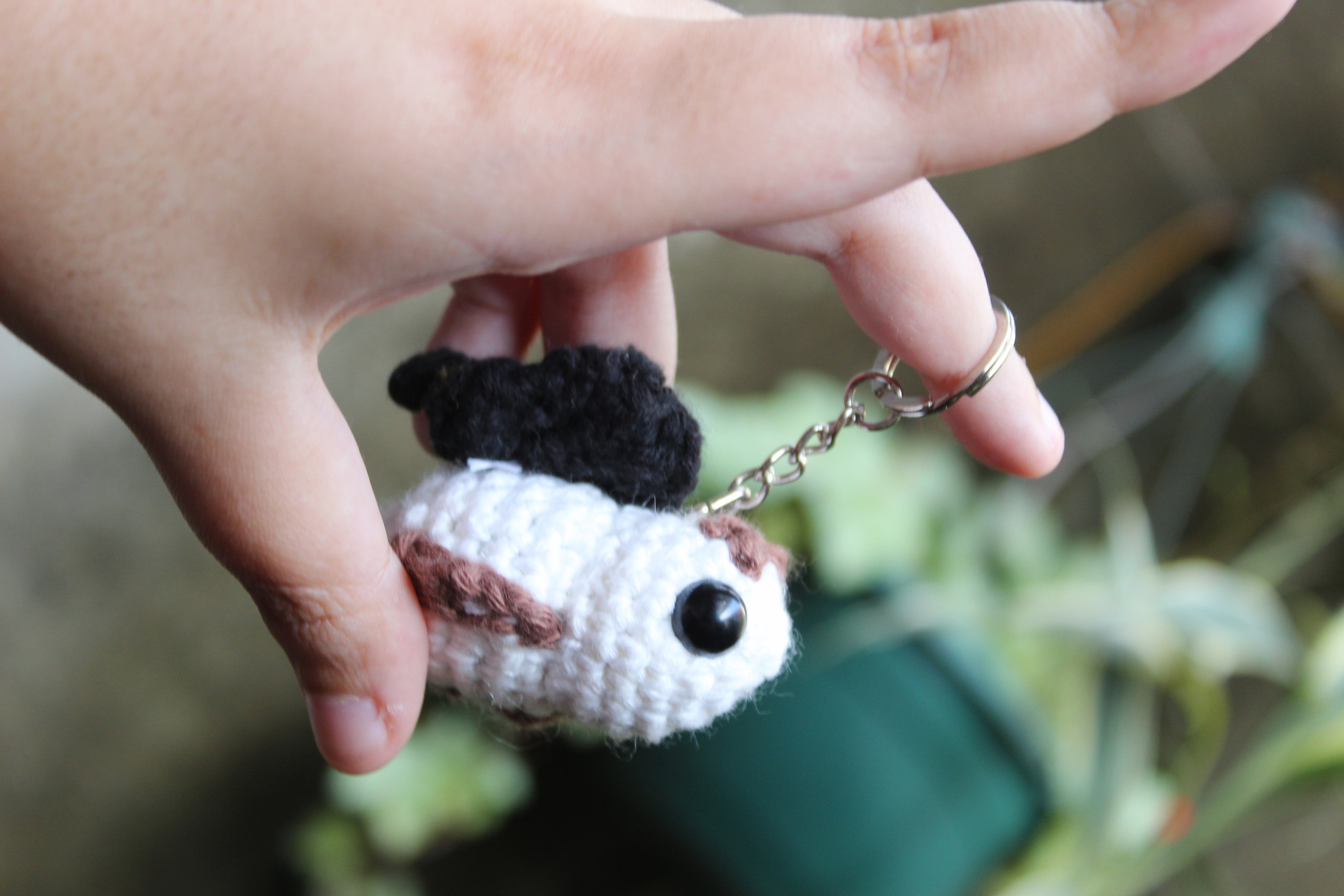 Llavero Polilla Blanca con Alas Negras — Amigurumi