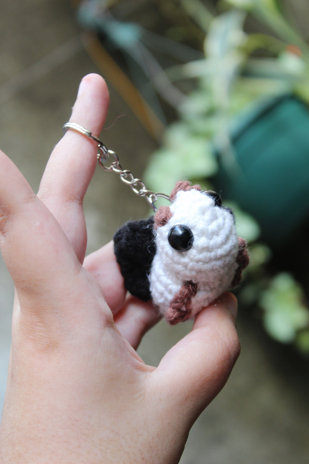 Llavero Polilla Blanca con Alas Negras — Amigurumi