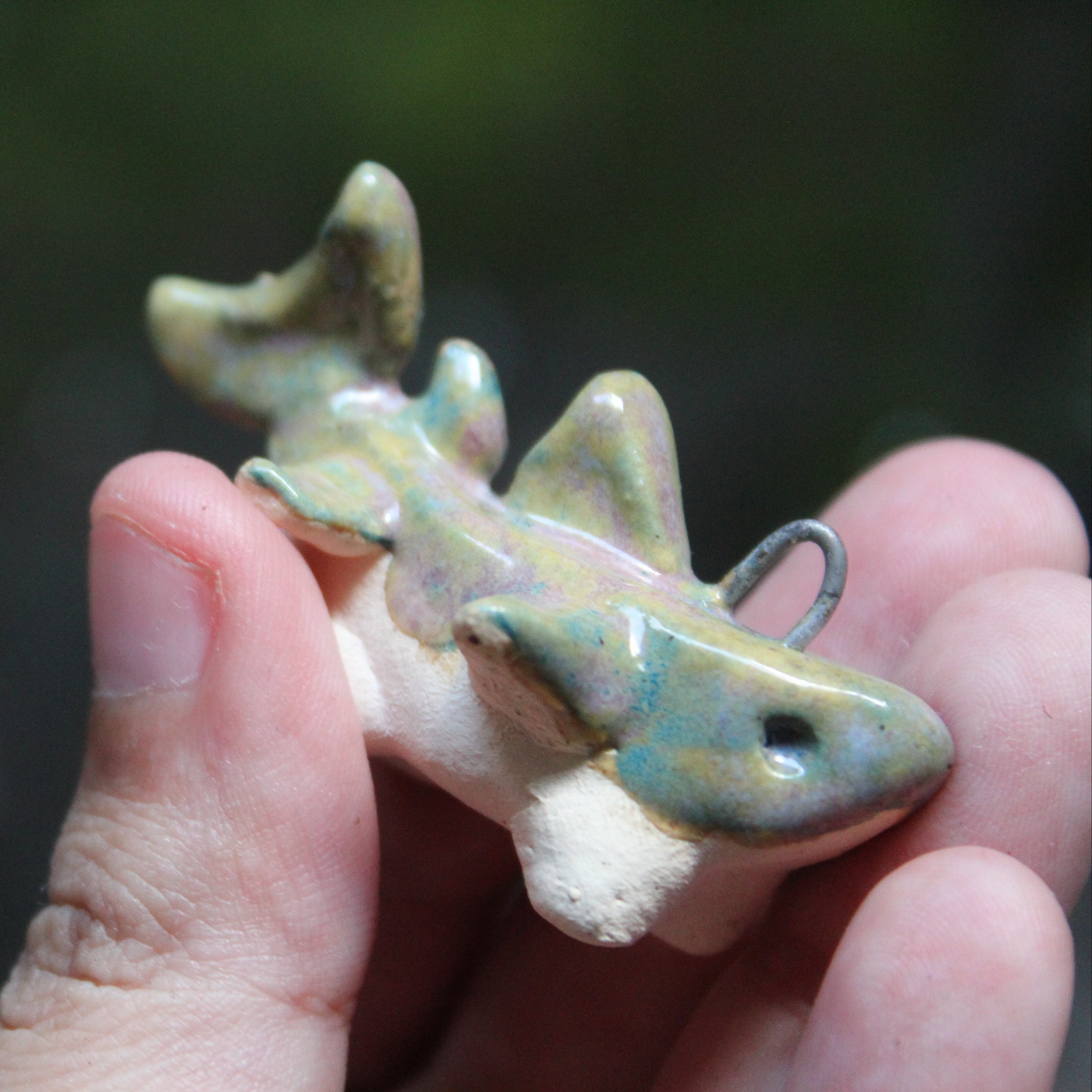 Dije Tiburón con Patas — Cerámica Artesanal