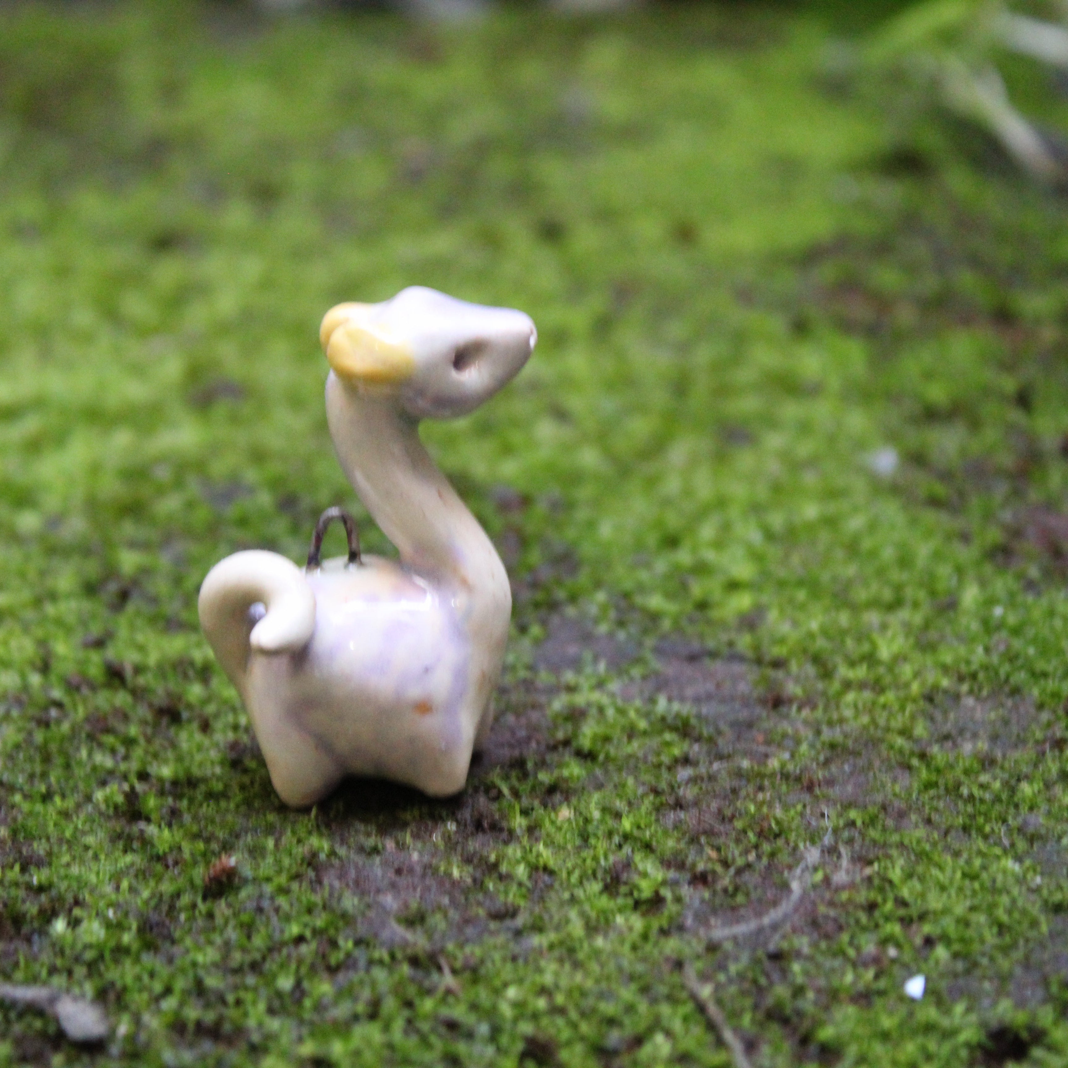 Dije Dinosaurio Cuello Largo — Cerámica Artesanal