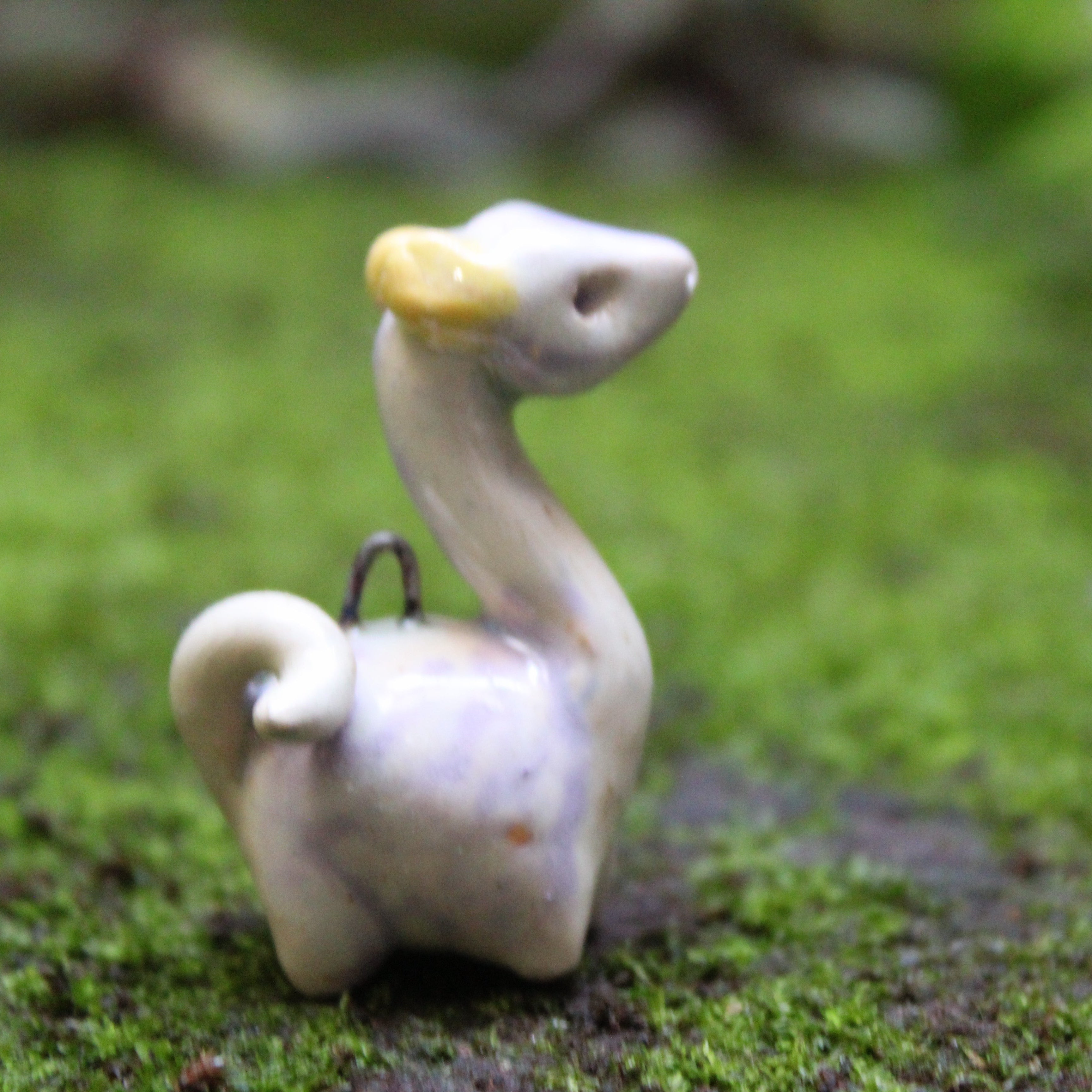 Dije Dinosaurio Cuello Largo — Cerámica Artesanal