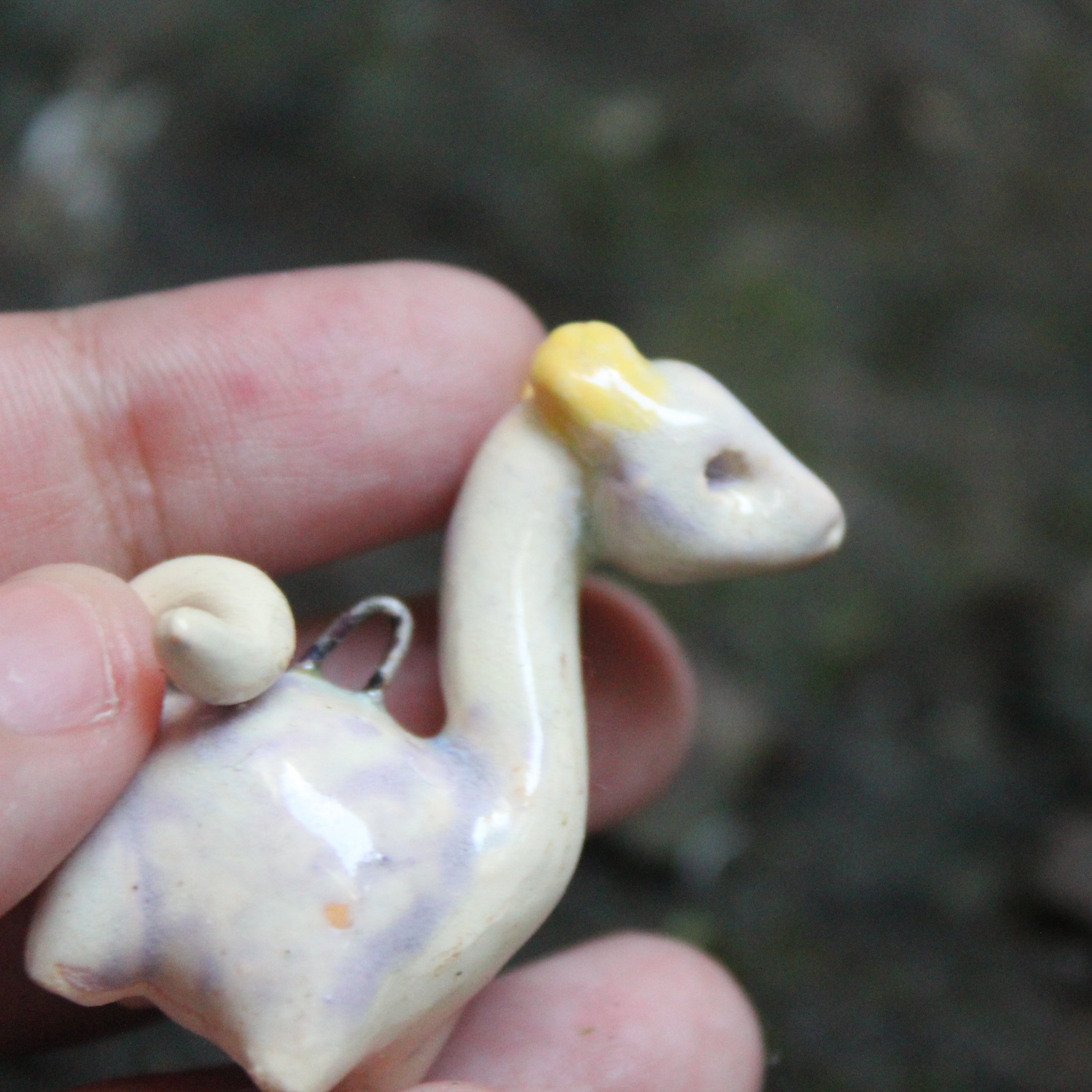 Dije Dinosaurio Cuello Largo — Cerámica Artesanal