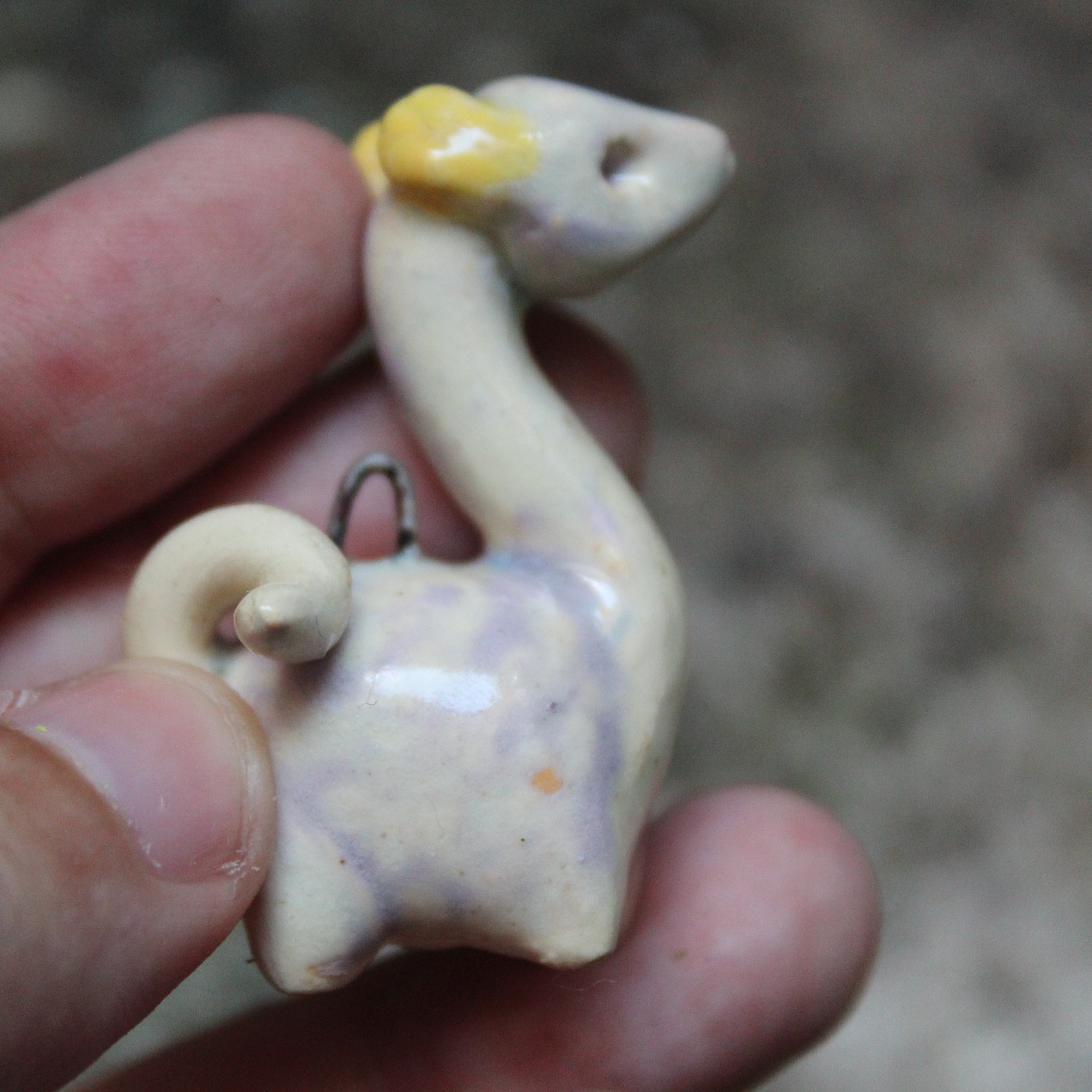Dije Dinosaurio Cuello Largo — Cerámica Artesanal
