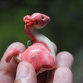 Dije Dinosaurio Cuello Largo II — Cerámica Artesanal