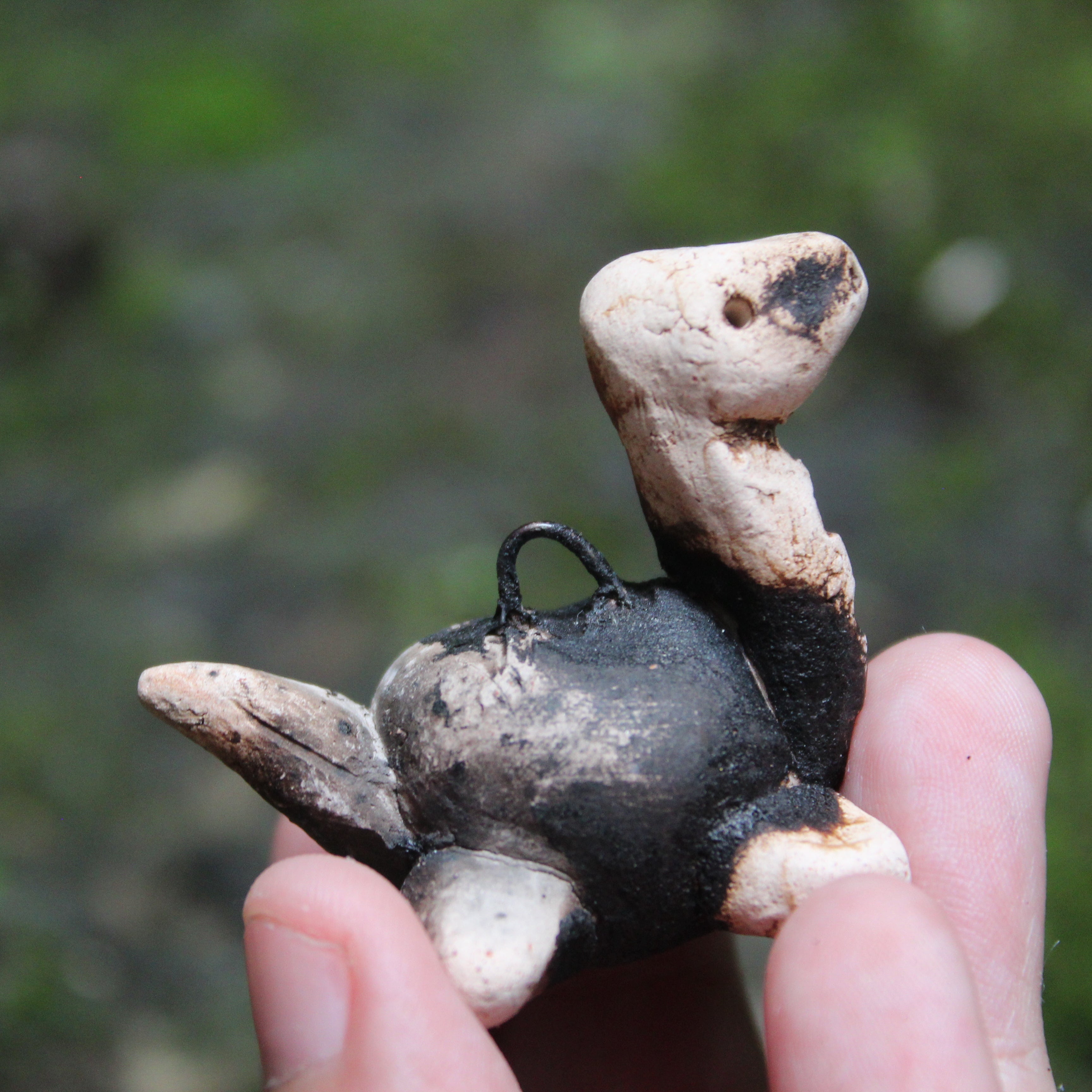 Dije Nessie III — Cerámica Artesanal